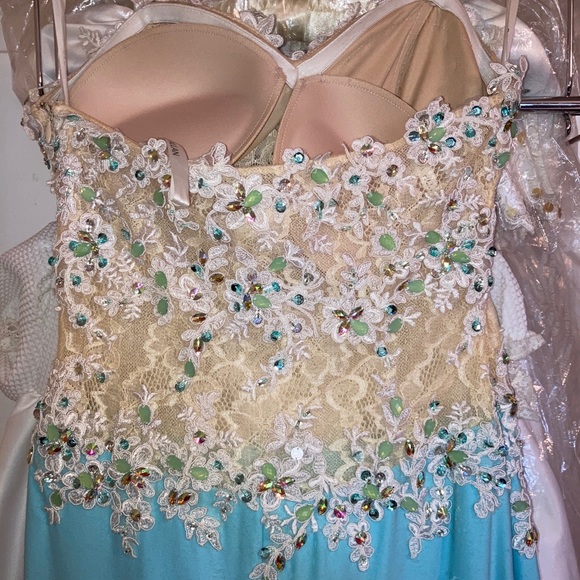 Gown - Picture 4 of 5